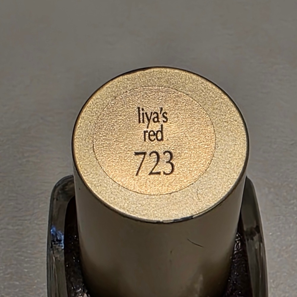 L'Oreal Paris Collection Exclusive Nail Polish Liya's Red 723 Deep Ruby Shimmer - Picture 4 of 4